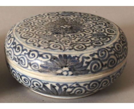 A SIMILAR CHINESE KANGXI PERIOD BLUE &amp; WHITE SHIPWRECK PORCELAIN BOX &amp; COVER. 10.5cm diameter.