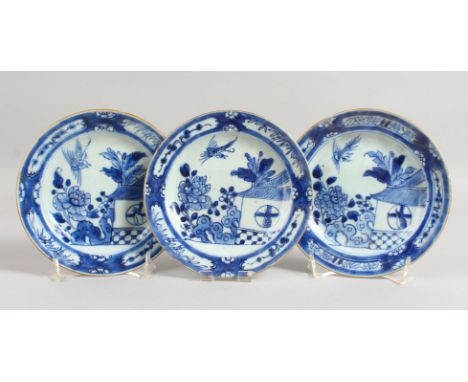 A SET OF THREE CHINESE BLUE AND WHITE KANGXI PLATES. 6.5ins wide.