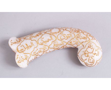 A GOOD EARLY 20TH CENTURY INDIAN MUGHAL CARVED JADE DAGGER KHANJAR HANDLE, the body of the curving handle with carved Arabic 