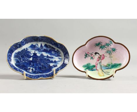 A 19TH CENTURY CHINESE ENAMEL SHAPED SPOON TRAY AND A WILLOW PATTERN TRAY (2).