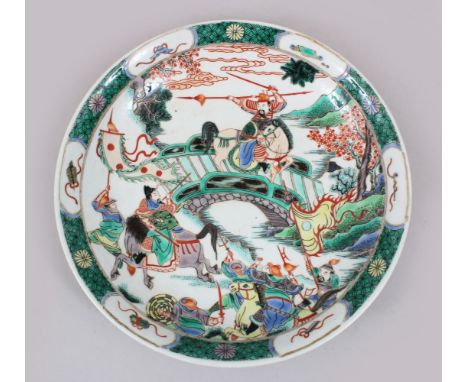 A GOOD CHINESE KANGXI STYLE FAMILLE VERTE PORCELAIN DISH, the dish decorated to the centre with scenes of arriors upon horseb