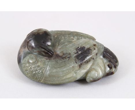 A VERY GOOD 18TH CENTURY CHINESE CARVED JADE FIGURE OF A GOOSE, the goose recumbent with its head backward, the body finely c