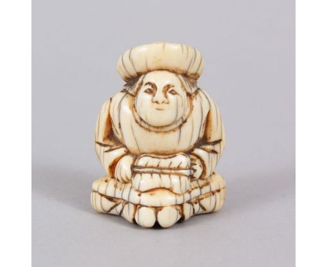 A GOOD JAPANESE EDO PERIOD CARVED IVORY NETSUKE OF A DUTCHMAN, stood wearing his hat in a seated position, himotoshi formed t