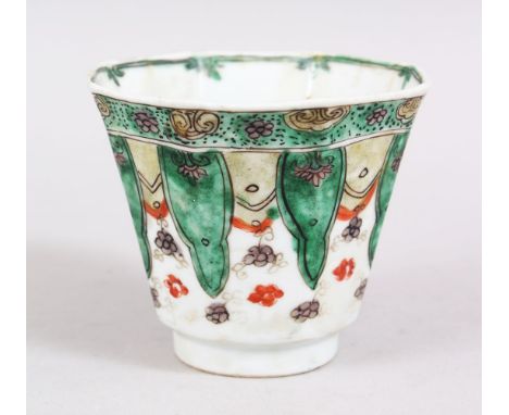 A GOOD CHINESE OCTAGONAL KANGXI PERIOD FAMILLE VERTE PORCELAIN WINE CUP, with  lappet style decoration surrounded by flora, t