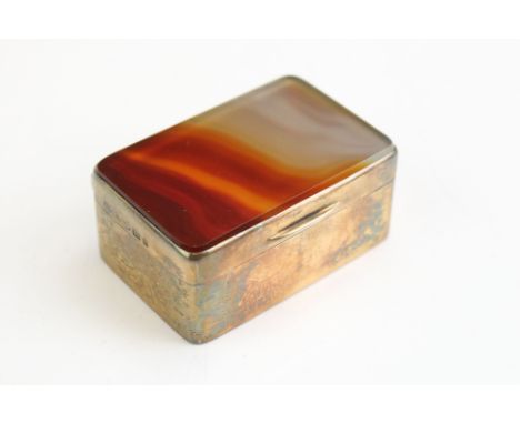 Carnelian silver gilt snuff box, the hinged lid set with rectangular carnelian slice, makers Cohen &amp; Charles, London 1923