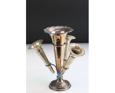 Mid 20th Century silver epergne of trumpet form, with a shaped circular border, on a stepped circular foot, Birmingham 1962, 