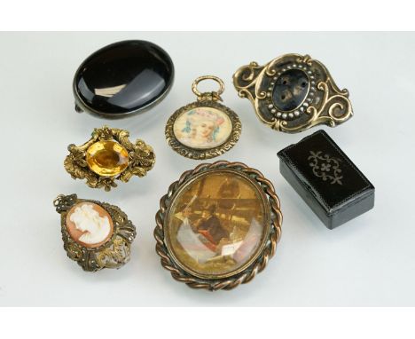 Small collection of Victorian and later brooches, including a gilt mourning brooch, and an onyx silver brooch, makers Alastai