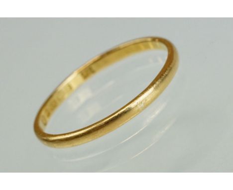 22ct yellow gold wedding band, width approx 2mm, ring size R½ 