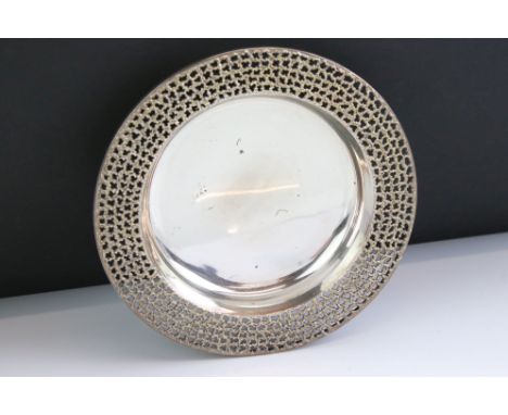 Stuart Devlin silver dish with pieced &amp; textured gilt borders and plain polished centre, gilt to reverse, London 1972, 17