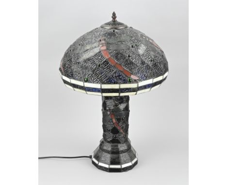 Tiffany-style stained glass table lamp with dragonfly depiction. Second half of the 20th century. Dimensions: H 63 cm. In goo