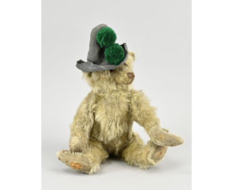 Antique German Steiff teddy bear with felt hat. Circa 1930. Dimensions: 31 cm. In good condition.