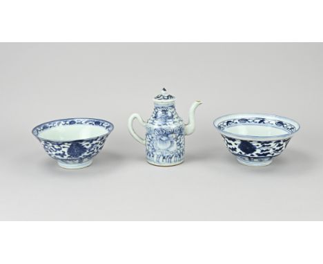 Three parts Chinese porcelain. 1x Tea pot (antique) + 2x bowl with bottom mark, chips + hairlines. Size: 13.5 - 15 cm. In fai