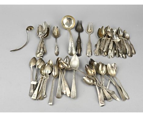 Large lot of silver spoons, with various teaspoons, various models, sugar spoons, sauce spoon, cake forks and a cake fork. to