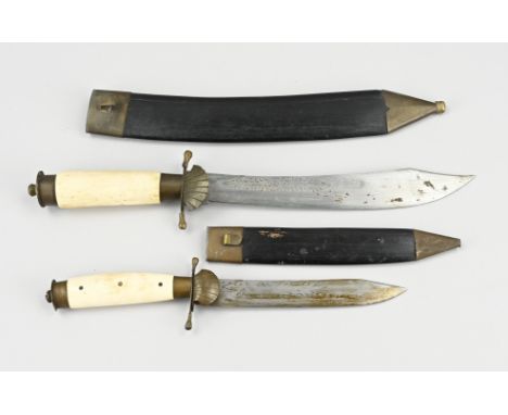 Two antique hunting daggers with bone and brass. Circa 1900. Dimensions: L 28 - 37 cm. In good condition.