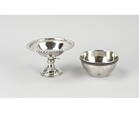 Lot with 2 silver dishes, 833/000, a round model with pearl rim, Porto, Ã¸10.5x5cm. and a round bowl on a round base. The bow