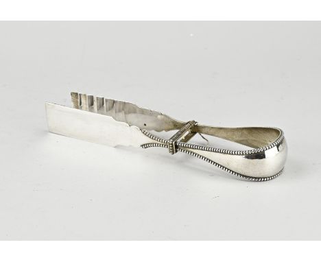 Silver asparagus tongs, 833/00, smooth model with a contoured stem and a pearl edge. MT.: JM van Kempen, Voorschoten. last: Z