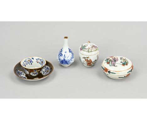 Lot of antique Chinese porcelain. Miscellaneous. 19th century. Consisting of: 2x Familie Rose lidded box, pipe vase, Capuchin