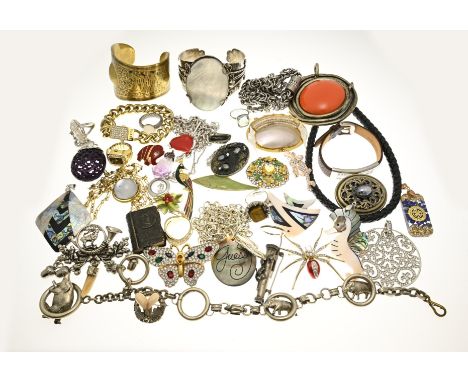 Lot with various jewelry including: brooches, clip bracelets and hunting trophies with a chatelaine. All made of metal.