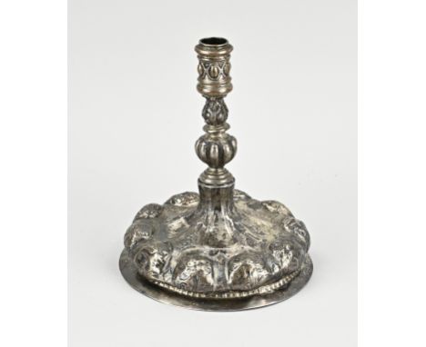 17th - 18th Century plated brass candle candlestick. Renaissance. Lobed, floral decor. Dimensions: H 21 cm. In good condition