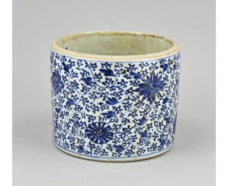 Antique Chinese porcelain Kang Xi pot with six characters Chenghua mark. Floral decor. Lid is missing. Dimensions: H 14.7 x Ã