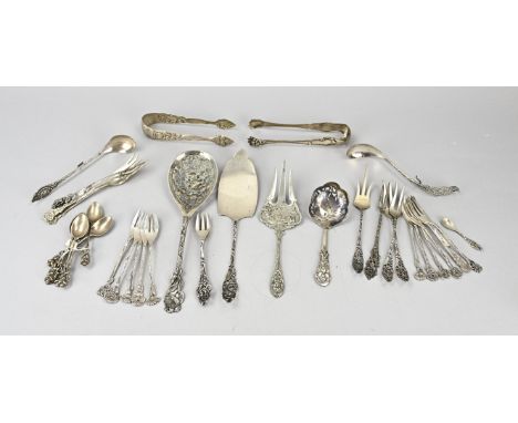 Lot of silver cutlery with 11 cake forks with various flowers, a spice spoon, 3 cake forks, a cake fork, 2 meat forks, cake s
