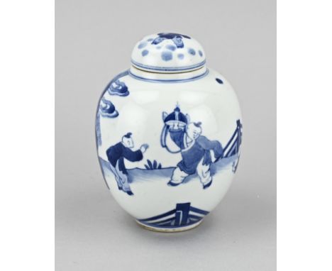 Chinese porcelain tea caddy with fools in garden decor. Dimensions: H 13 cm. In good condition.