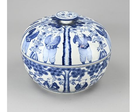 Chinese porcelain lidded pot with fools all around in a garden setting. Dimensions: H 26 x Ã˜ 27.5 cm. In good condition.