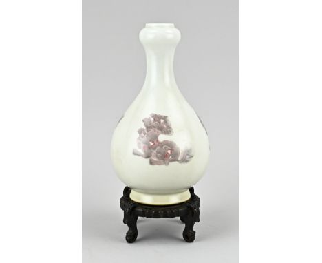 Chinese porcelain knob vase on console, with oxide red kylin decor. Six character bottom mark. Dimensions: H 20.5 cm. In good