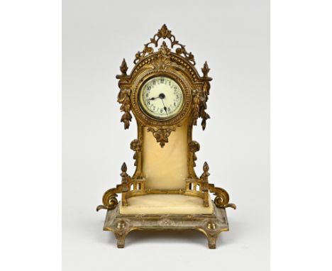 Antique gilded brass desk clock, with alabaster. Circa 1900. Alarm clock without striking mechanism. Dimensions: H 24 cm. In 