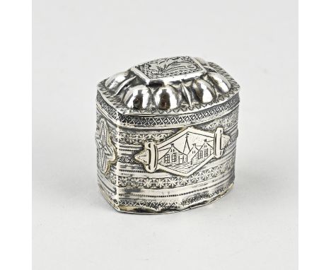 Silver snuff box, 833/000, oval contoured box with banding and soldered elements with engraved scenes. MT.: unclear, year:X:1