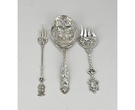 Three pieces of silver cutlery, 833/000, with a cake fork with coat of arms of Friesland, a meat fork with representation, a 