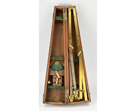 Antique English shipping chart compass made of brass, in original mahogany box. Marked: Scollick. Dimensions: 72 cm. In good 