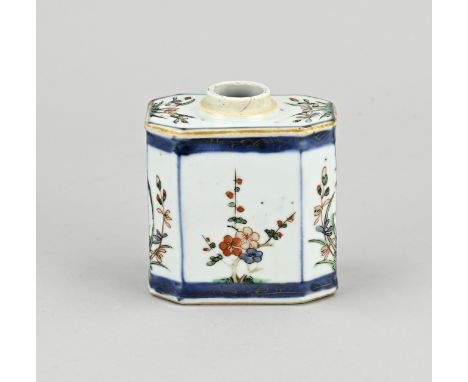 18th century Chinese porcelain tea caddy with floral decor. Family Verte. Hairline top edge. Dimensions: H 8.7 cm. In good co