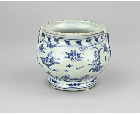 Chinese porcelain pot with decor of gods all around. Edge damage. Dimensions: H 21 x Ã˜ 22 cm. In fair/good condition.