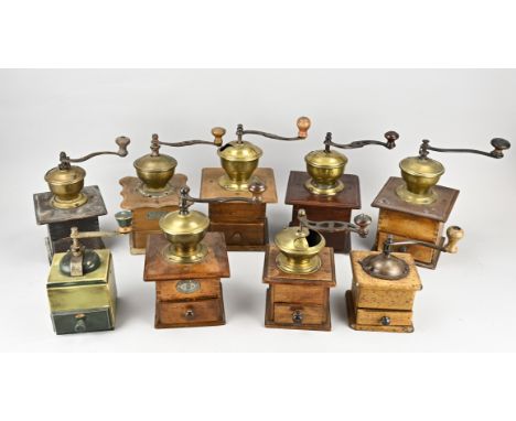 Lot with nine antique coffee grinders. Miscellaneous. First half 20th century. Size: 25 - 35 cm. In good condition.