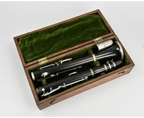 Antique clarinet in mahogany case. Martin Fres Paris. Dimensions: 11 x 36 x 14 cm. In good condition.