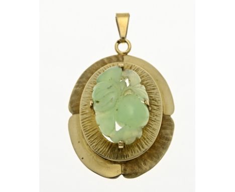 Yellow gold pendant, 750/000, with jade. An oval contoured pendant, with a soldered oval decorated edge and set with an oval 