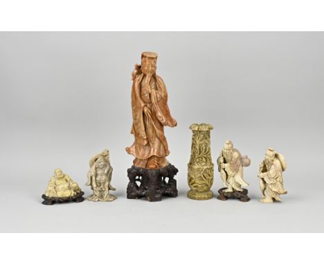 Six antique Chinese soapstone figures + vase, two of which are on a wooden console. First half 20th century. One damaged. Siz