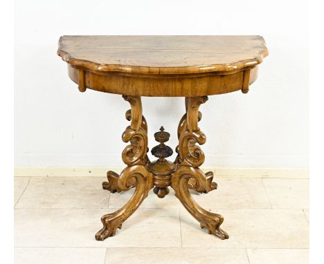 Walnut wall console table with beautiful 4-truss leg. William III. Circa 1860. Dimensions: 81 x 95 x 46 cm. In good condition