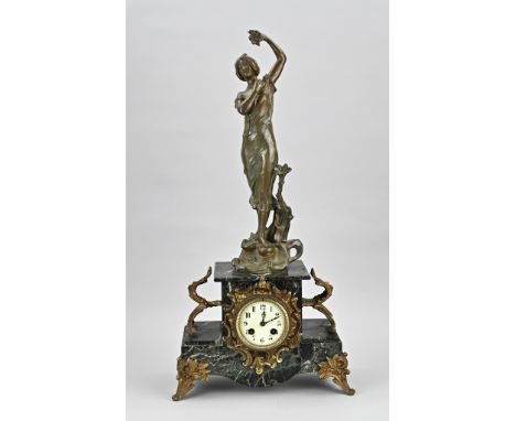 Antique French mantel clock with marble and composition metal figures. Circa 1900. Eight-day movement, half-hour striking. Di
