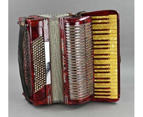 Antique Italian accordion 'Sila Italia', in original case. Circa 1930. Dimensions: 50 x 58 x 25 cm. In very good condition.