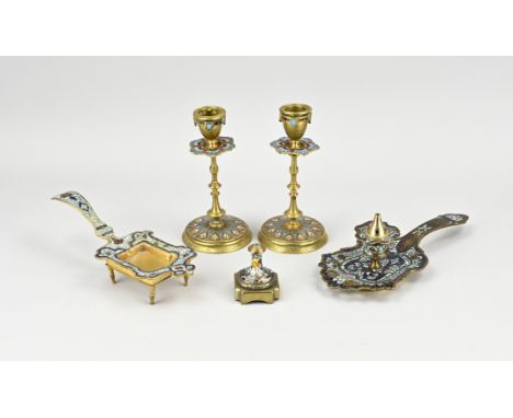 Five volumes of antique cloisonnÃ©. Among other; 3x Candlestick, + one loose base. Size: 6 - 23 cm. In good condition.