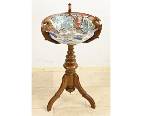 Large Japanese Imari porcelain wash basin on walnut holder. Wash basin glued. Circa 1880. Dimensions: H 95 x Ã˜ 50 cm. In dec