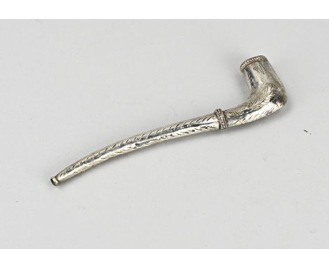 Silver pipe, 800/000, with engraved decoration and pearl edges. 14 cm. approximately 26 grams. In good condition.