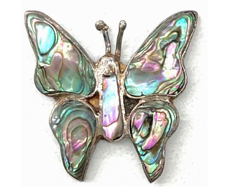 1 Large 20th century abalone inlay butterfly button.This lot is for a beautiful realistic shaped butterfly in silver button (