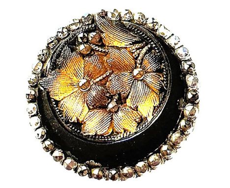 1 Medium size 19th century lacy glass pictorial button.Here is a beautiful example of lacy glass from the 19th century. In fi