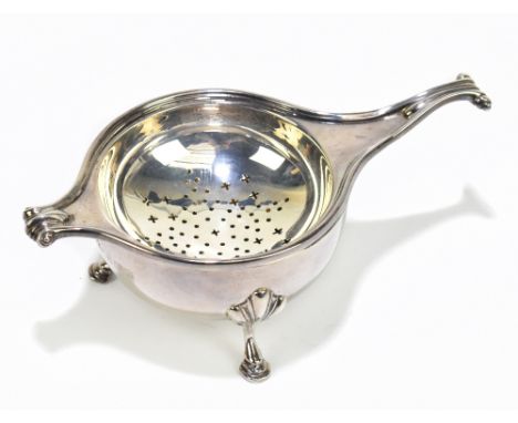 An Elizabeth II hallmarked silver tea strainer on stand, Birmingham 1957, length 13cm, approx. 3.2ozt/100.5g.

Provenance: pr