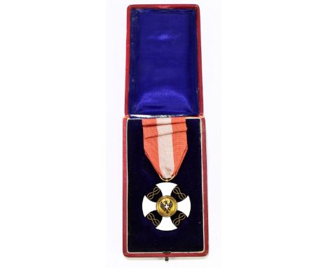 An Italian Order of the Crown Commander enamelled medal with rotating centre, cased.Additional InformationThe centre is loose