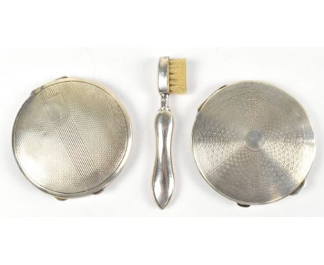 DEAKIN &amp; FRANCIS; a George VI hallmarked silver compact of circular form with engine turned decoration surrounding a vaca