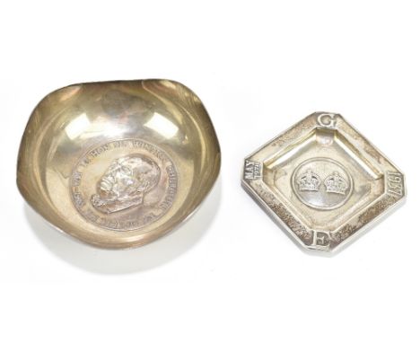 EDWARD JONES; an Elizabeth II hallmarked silver commemorative bowl with embossed plaque for Right Honorable Sir Winston Churc